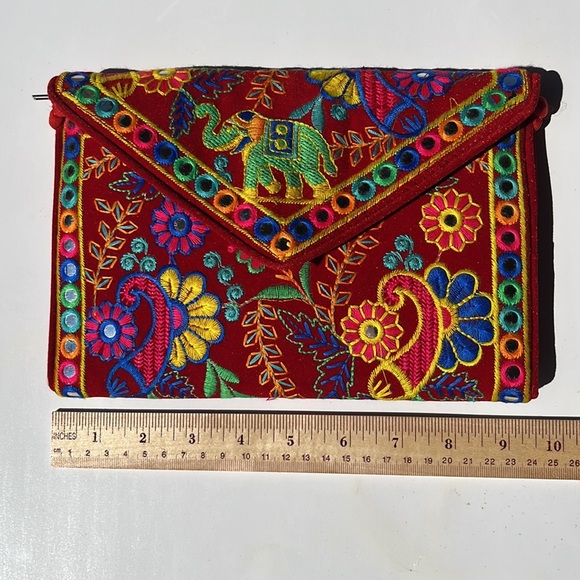 NWT Red Velvet envelope style embroidered clutch with shoulder strap Bag - Picture 12 of 13
